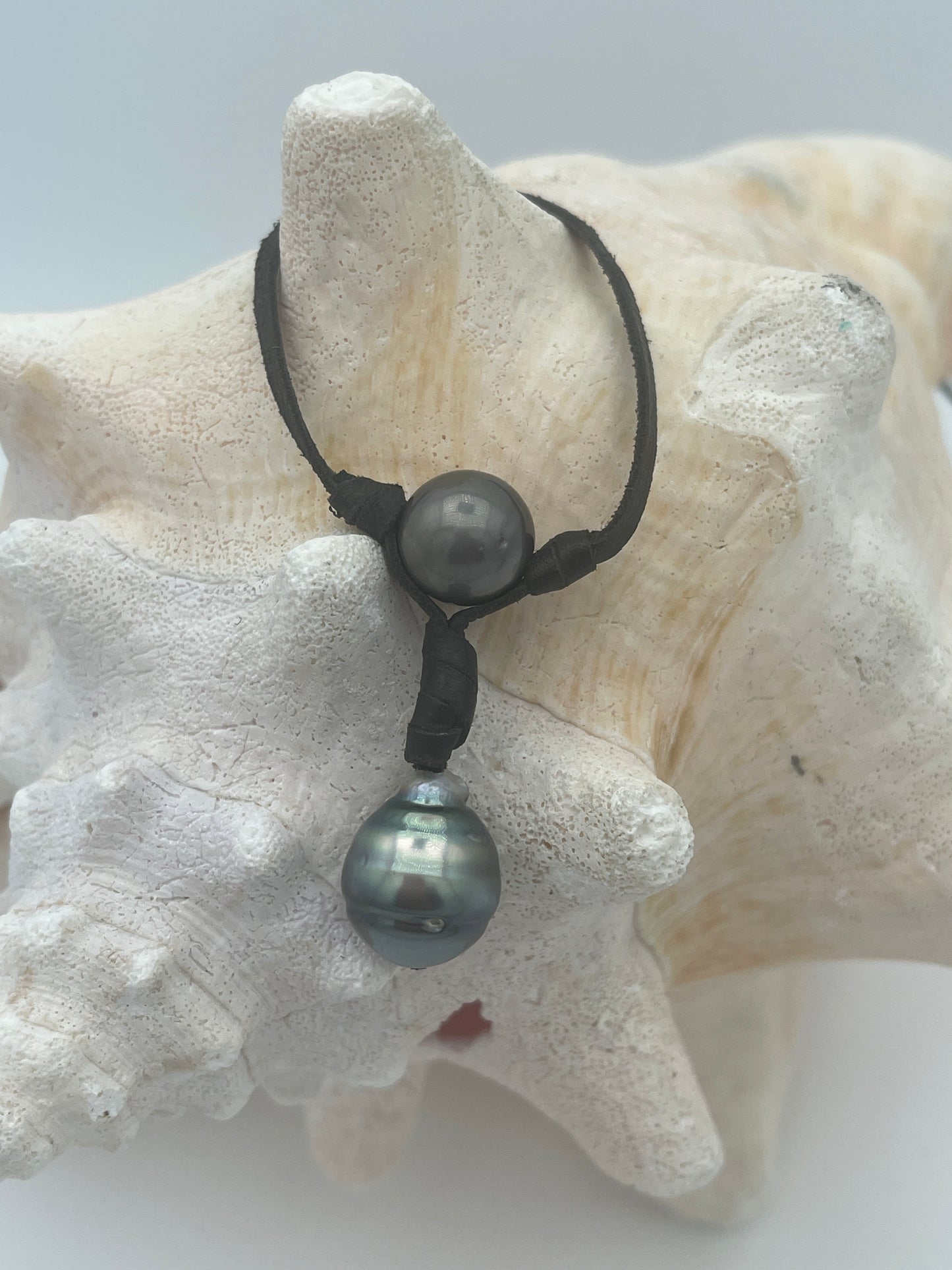 “Adores” Tahitian pearl necklace